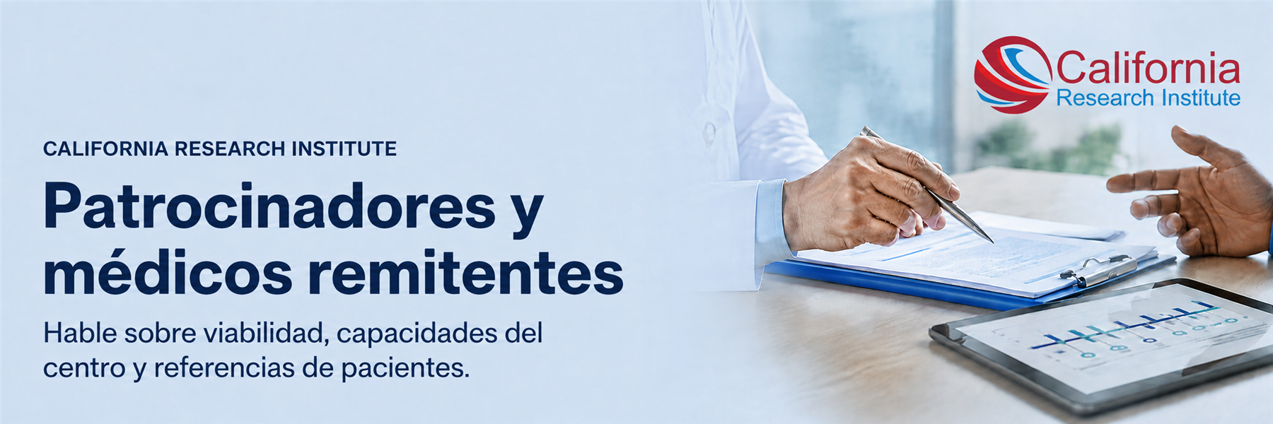 Profesionales revisando documentos de investigación clínica